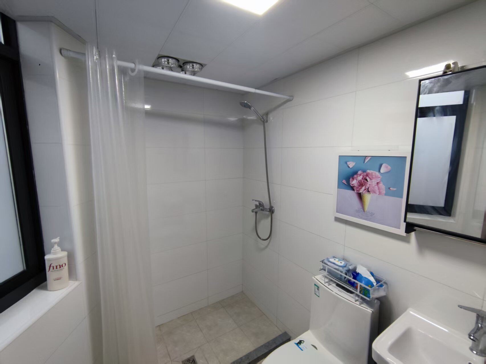 Ducha, secador de pelo, toallas y jabón