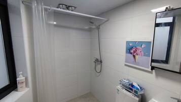 Dusche, Haartrockner, Handtücher, Seife