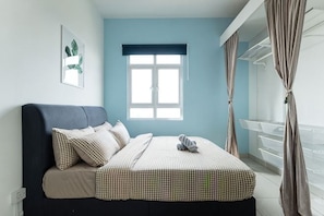 A bedroom with a bed, a window, and curtains. - TR Residence BY FEEL HOME (Kuala Lumpur)