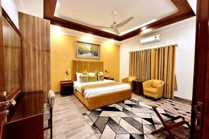Cribs/infant beds - Hayyat Luxury Hotel (Lahore)