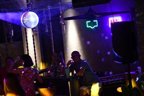 Bar (on property) - Secluded Party Villa with Hot Tub (Umčari)