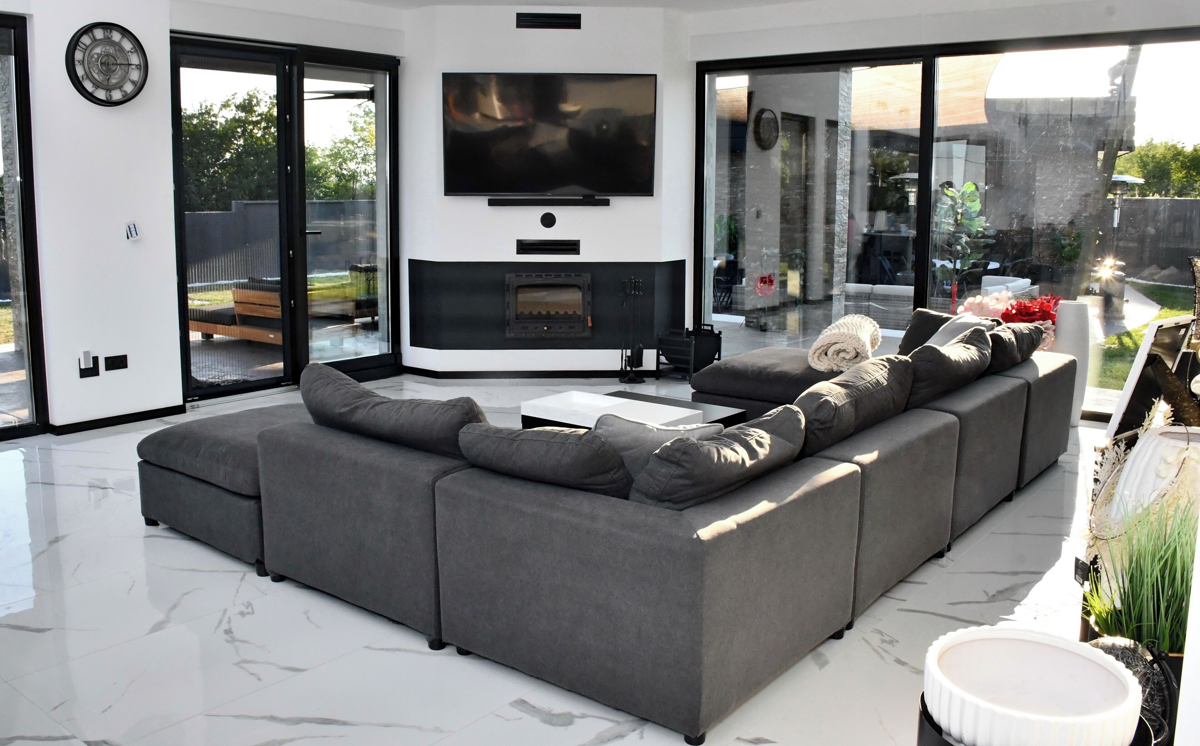 Een televisie en een open haard