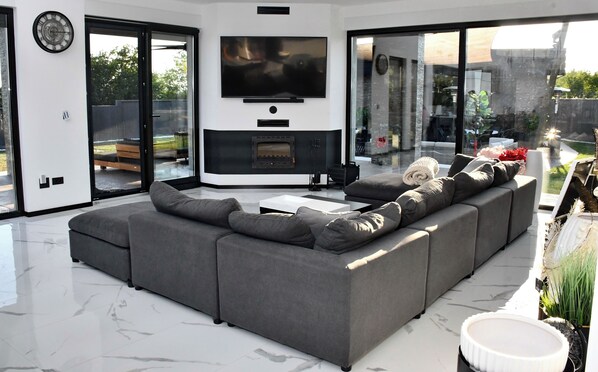 Televisión y chimenea