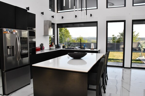 Microwave, oven, stovetop, dishwasher - Secluded Party Villa with Hot Tub (Umčari)