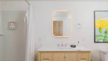 Bruser, hårtørrer, håndklæder