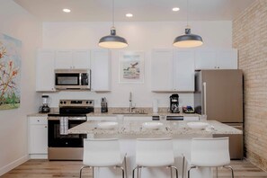 Køleskab, mikrobølgeovn, ovn, kogeplade