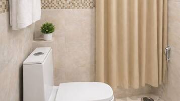Dobbelt- eller tomannsrom – familie | Bad | Regndusjhode, miljøvennlige toalettsaker, bidé og håndklær