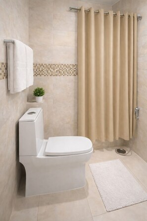 Family Double or Twin Room | Bathroom