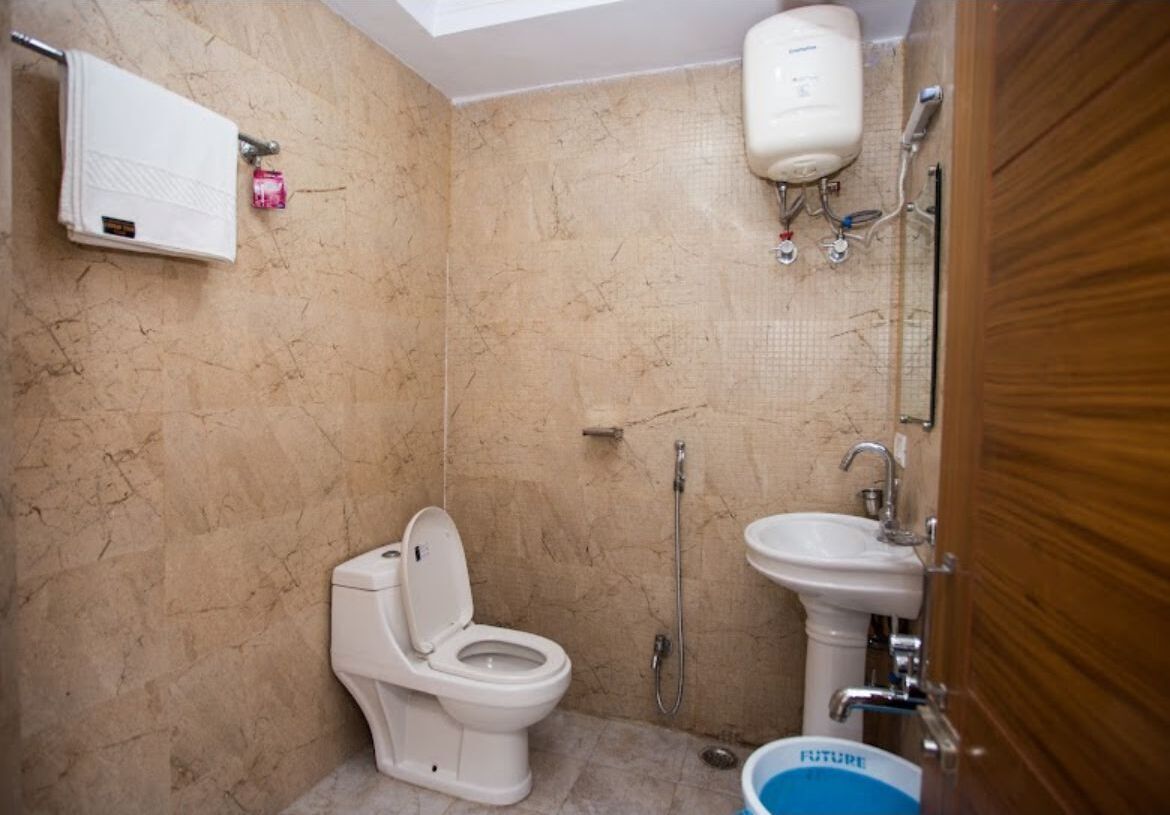 Classic Triple Room | Bathroom | Rainfall showerhead, eco-friendly toiletries, bidet, towels