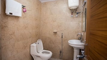 Classic Triple Room | Bathroom | Rainfall showerhead, eco-friendly toiletries, bidet, towels