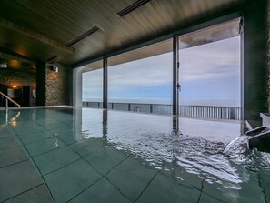 An indoor swimming pool with a view of the sea through large windows. - Atami Hotel Nagisakan (Atami)