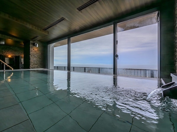 An indoor swimming pool with a view of the sea through large windows. - Atami Hotel Nagisakan (Atami)