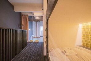 Room - New open！Sunflower 5-minute walk from Nishi-Kujo Station (Osaka)