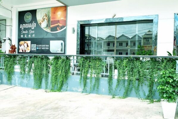 Exterior detail - Sok Eng Hotel (Sihanoukville)