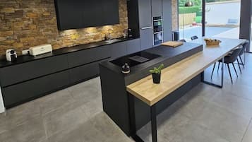 Micro-ondes, four, plaque de cuisson, lave-vaisselle