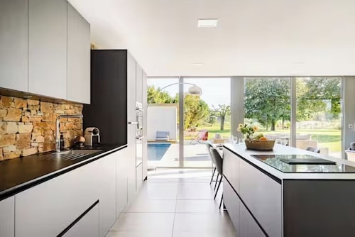 Villa with swimming pool, landscaped park 15mn from Bird Park 