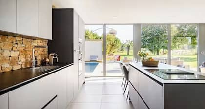 Villa with swimming pool, landscaped park 15mn from Bird Park 