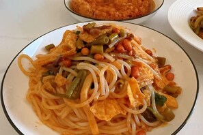 Eine Portion Nudeln mit Gemüse und Tofu.