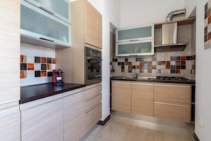 Fridge, oven, coffee/tea maker, electric kettle