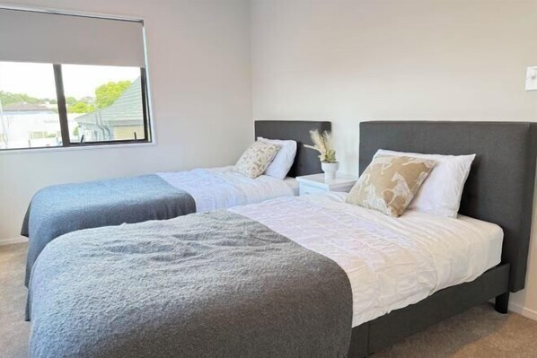 Cribs/infant beds