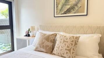 Cribs/infant beds