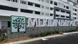 A building with a sign reading "MERIDN BAYVLE". - Meridin Bayvue (Plentong)