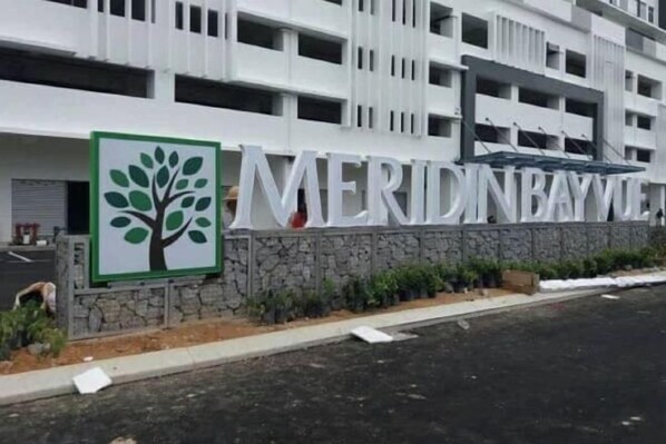 Un bâtiment sur lequel on peut lire l’inscription « MERIDN BAYVLE ».
