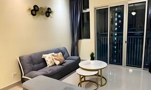 Living area - Meridin Bayvue (Plentong)