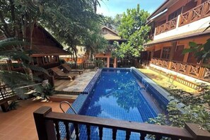 حمام سباحة خارجي