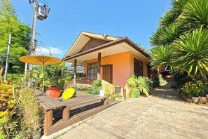 A single-story house with a porch, surrounded by tropical plants and a clear sky. - Baan Yung Hill Resort (Chiang Rai)
