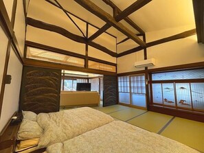 Escrivaninha, ferros/tábuas de passar roupa