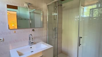 Douche, sèche-cheveux, serviettes fournies