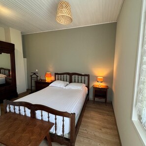 2 bedrooms, in-room safe, iron/ironing board, bed sheets