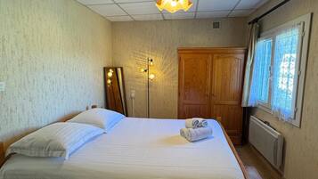 2 bedrooms, in-room safe, iron/ironing board, bed sheets