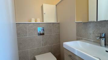 Douche, sèche-cheveux, serviettes fournies