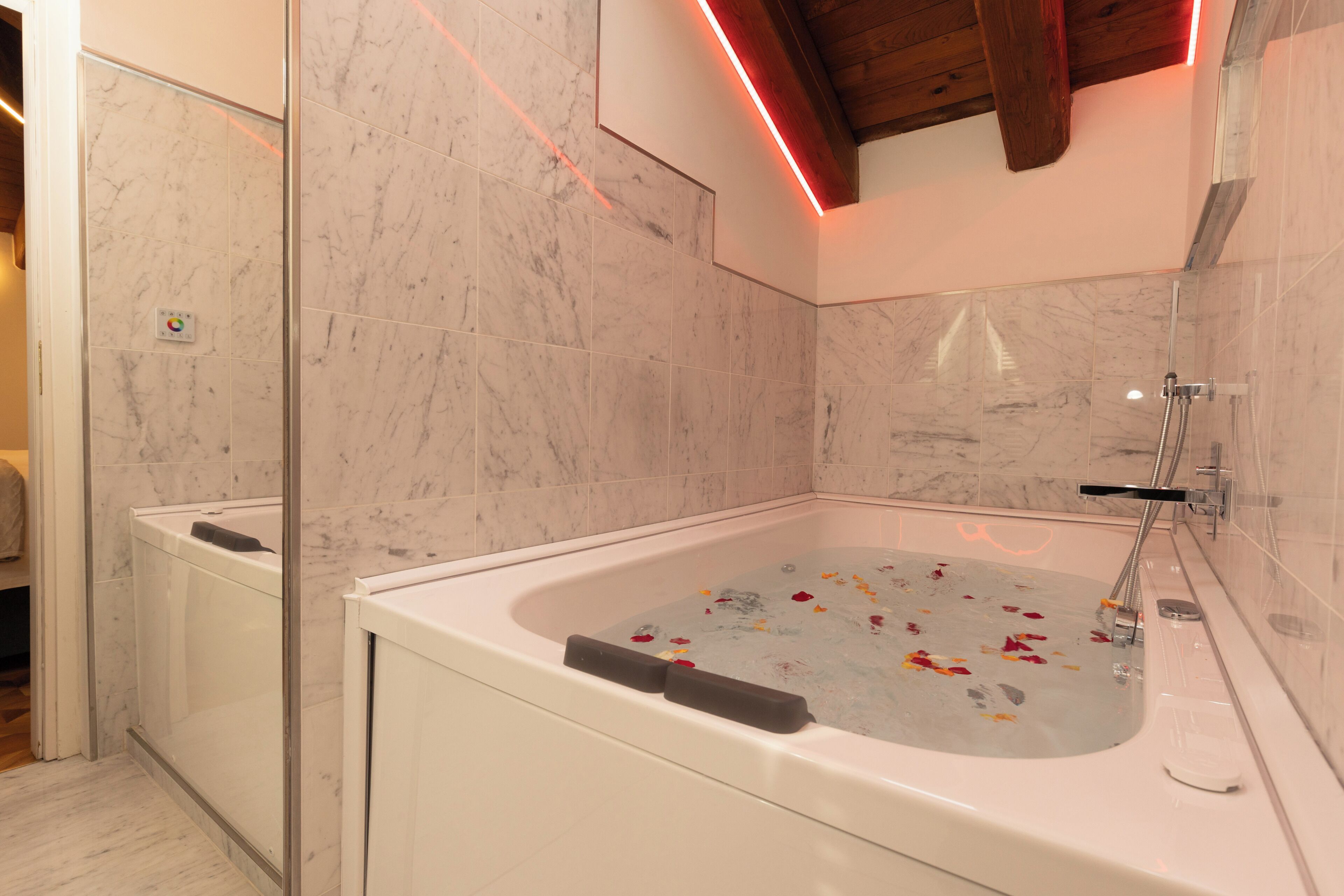 Deluxe-Apartment, Whirlpool, Blick auf den Innenhof | Eigener Whirlpool