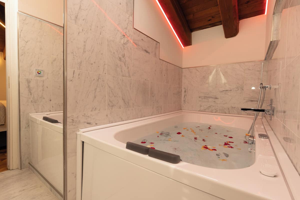 Departamento Deluxe, hidromasaje, vista al patio | Tina de hidromasaje privada