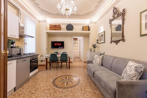 Apartamento conforto | Quartos à prova de som, ferros/tábuas de passar roupa, Wi-Fi de cortesia