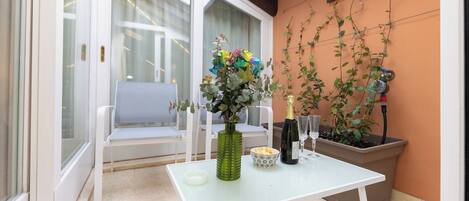 Deluxe-Apartment, Whirlpool, Blick auf den Innenhof | Terrasse/Patio