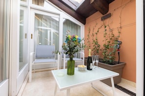Apartamento luxo, banheira de imersão, vista para o p átio | Terraço/pátio