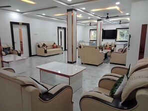 Coin salon dans le hall