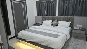 A modern bedroom with a bed, bedside tables, and a nightstand. - Hotel Gateway Asansol (Asansol)