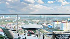 Habitación de hotel de altura con vistas panorámicas de un paisaje urbano, incluyendo un puente y edificios modernos.