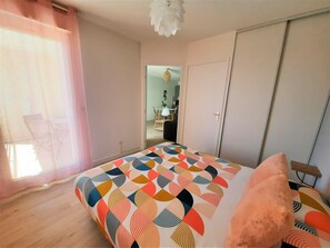 Een strijkplank/strijkijzer, wifi, beddengoed