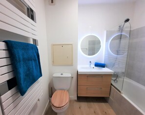 Een haardroger, handdoeken