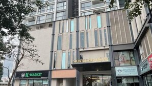 A modern building with a K-Market and a salon named Sanhcafe. - Vinhomes Skylake - Luxury apartment by Sunhouse Land (Hanoi)