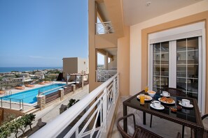 Outdoor dining - Apartment '2 One Bedroom' with Sea View, Wi-Fi and Air Conditioning (Sfakaki)