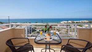 A balcony with a table set for breakfast, overlooking a coastal view. - Apartment '2 One Bedroom' with Sea View, Wi-Fi and Air Conditioning (Sfakaki)