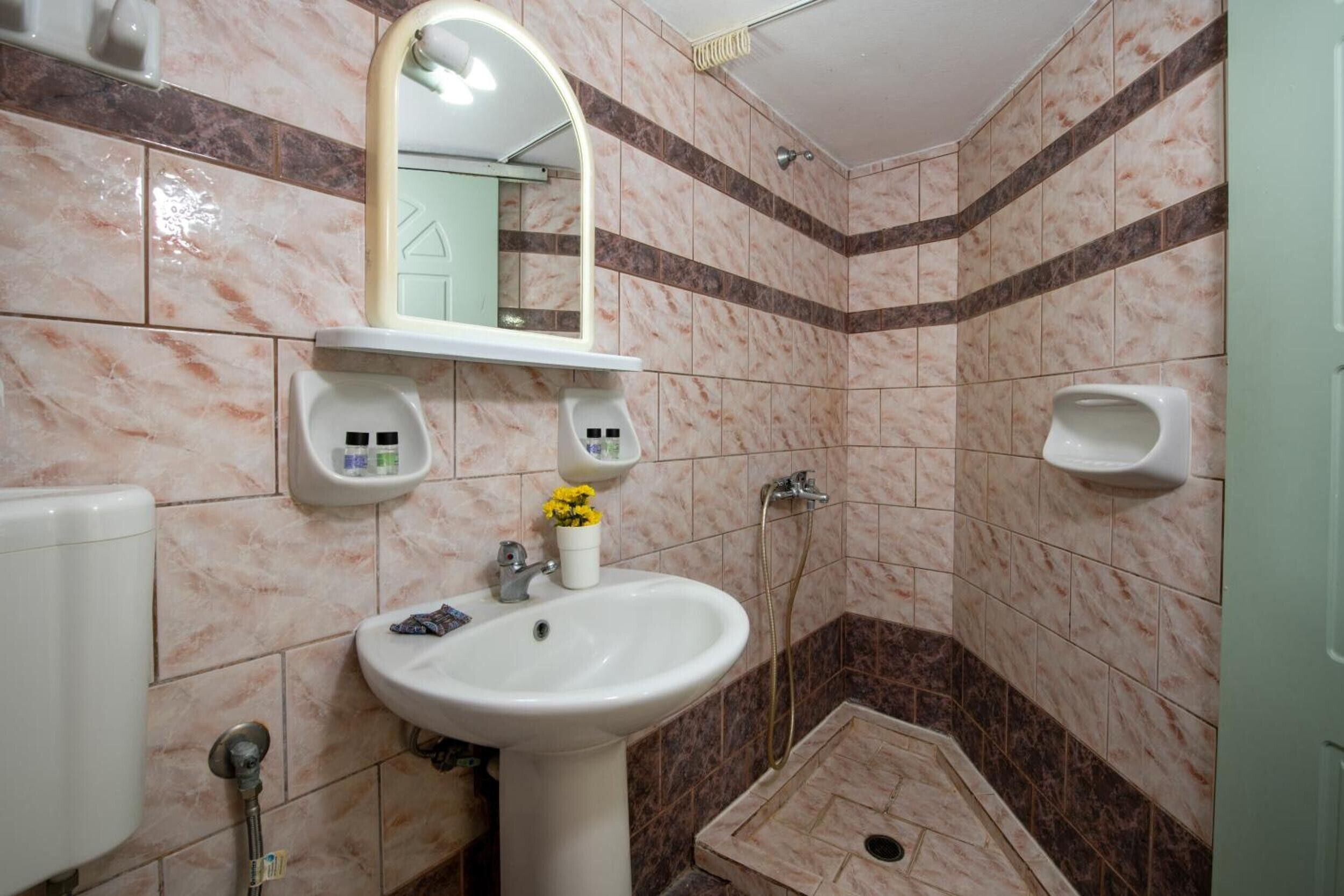 Een douche, een haardroger, handdoeken