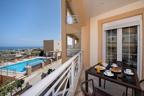 Outdoor dining - Apartment 'Studio 2 Two Adults' with Sea View, Wi-Fi and Air Conditioning (Sfakaki)